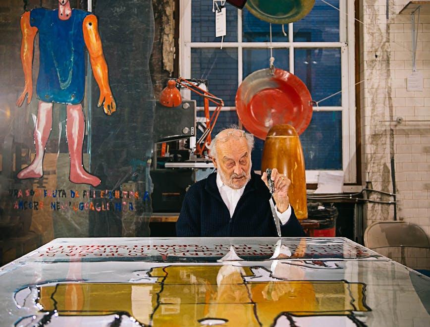 Gaetano Pesce nello studio di New York, 2019 (Courtesy Olga Antipina)