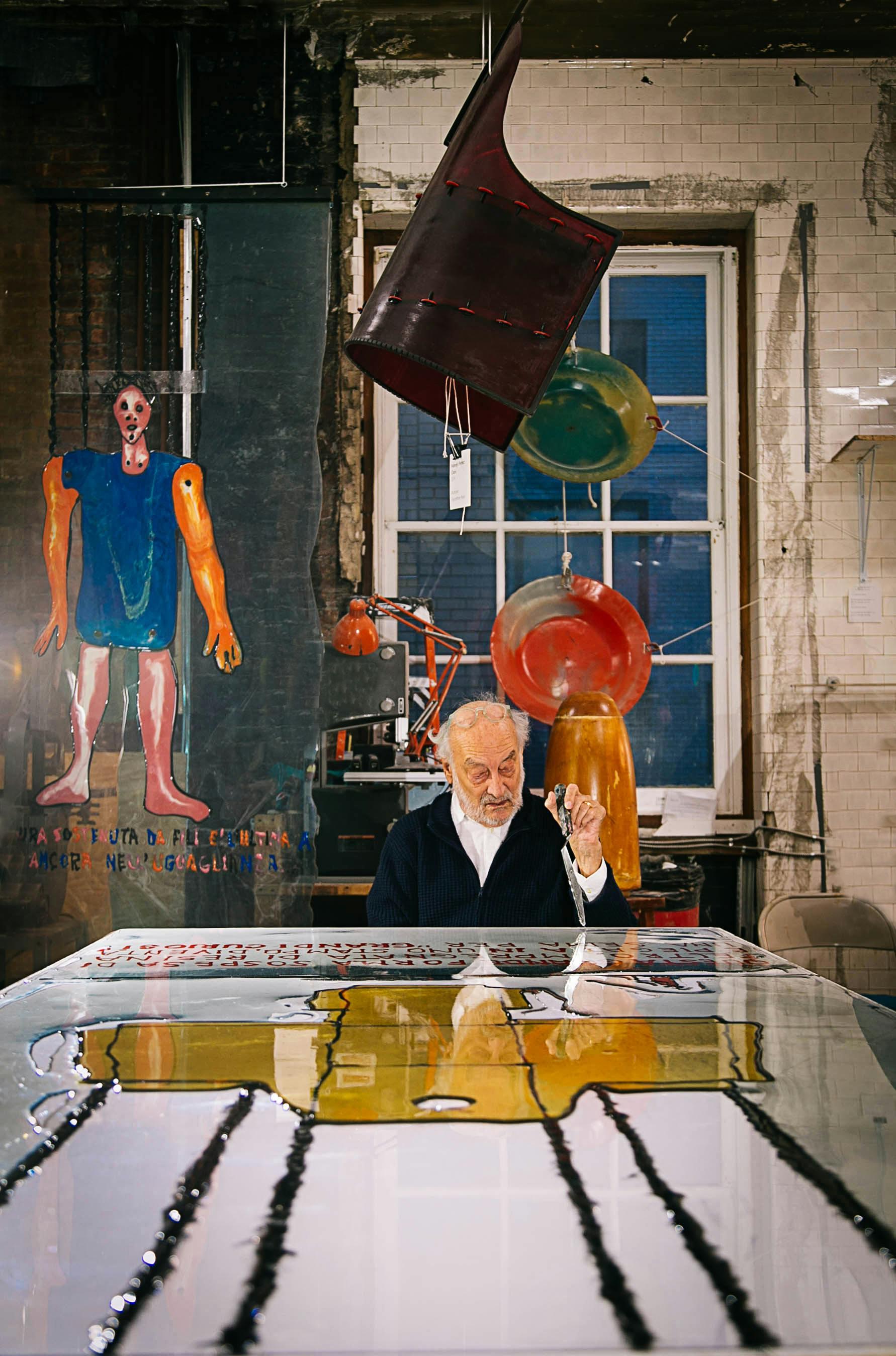 Gaetano Pesce nello studio di New York, 2019 (Courtesy Olga Antipina)