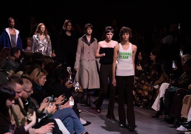 La sfilata autunno inverno 2023-24 di JW Anderson