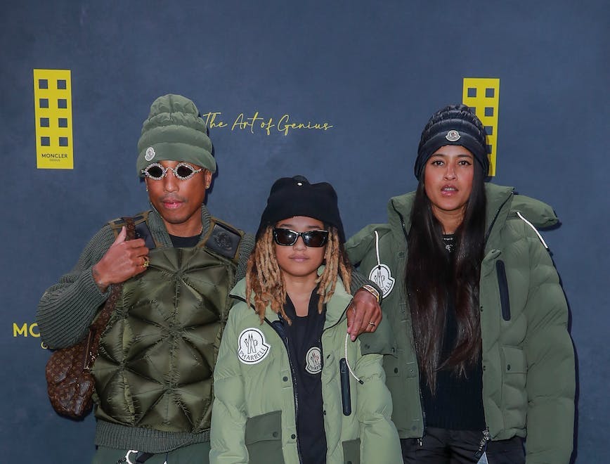 Pharell Williams con la famiglia indossa i pezzi della sua collezione "glamping" x Moncler