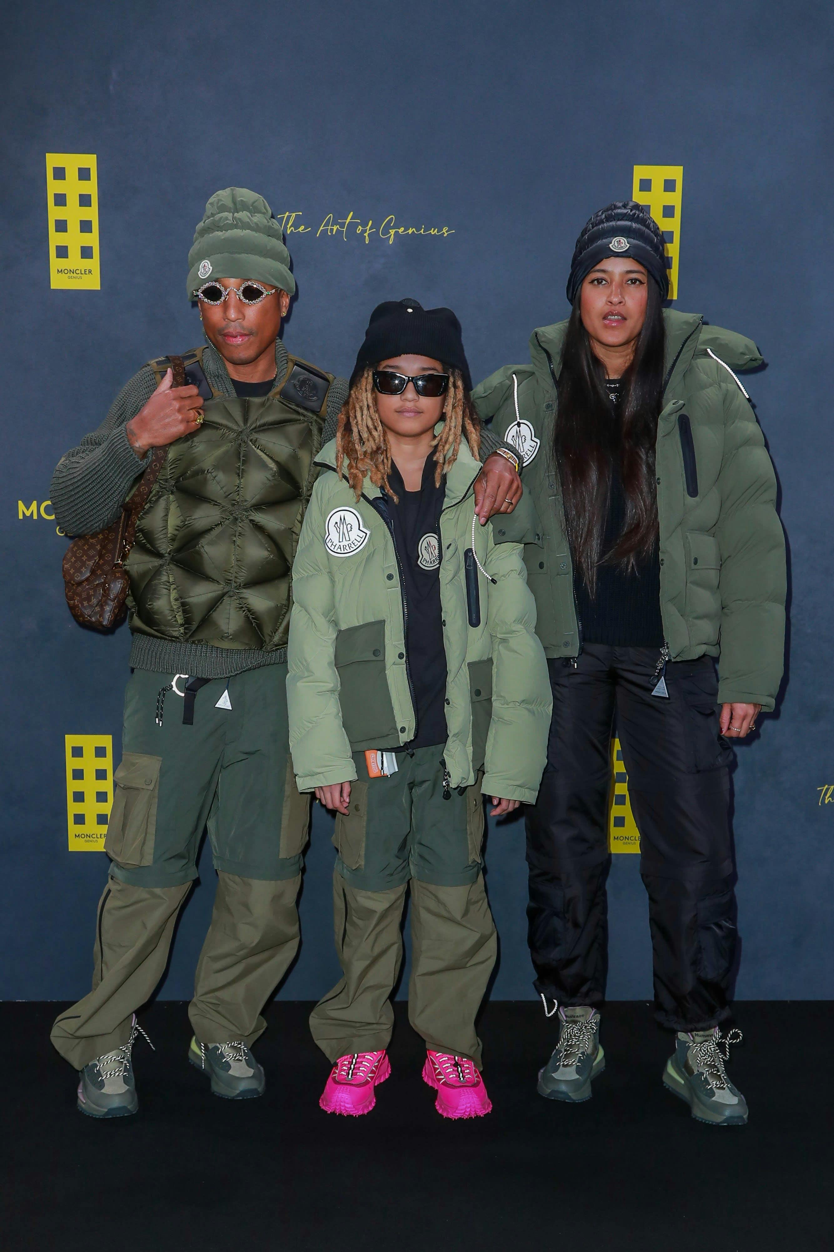 Pharell Williams con la famiglia indossa i pezzi della sua collezione "glamping" x Moncler