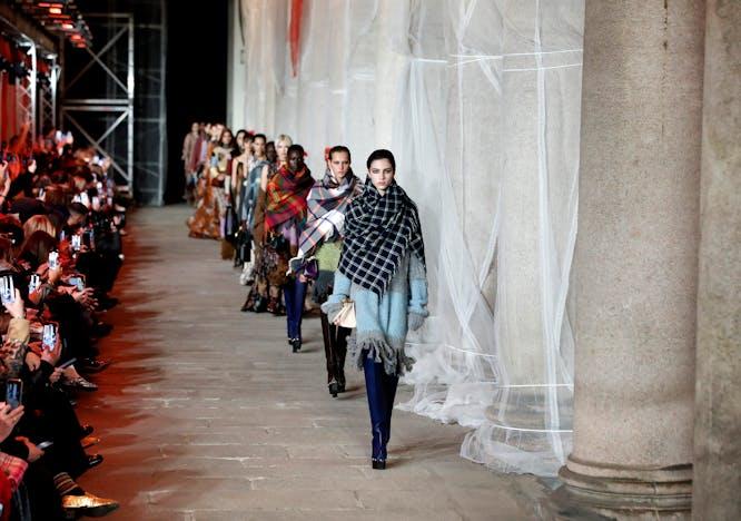 Etro la sfilata donna autunno inverno 2023-24 alla Milano Fashion Week