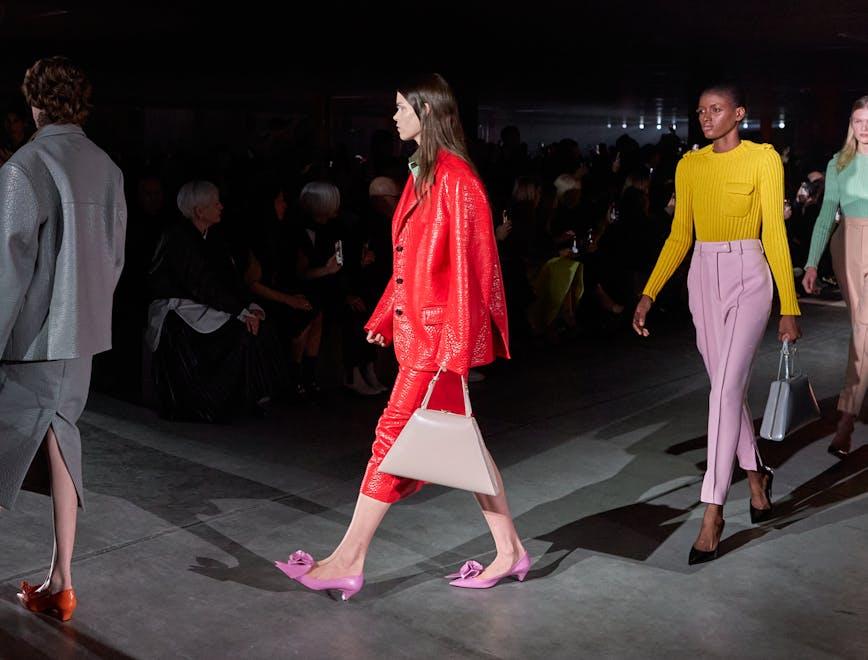 La sfilata autunno inverno 2023-24 di Prada