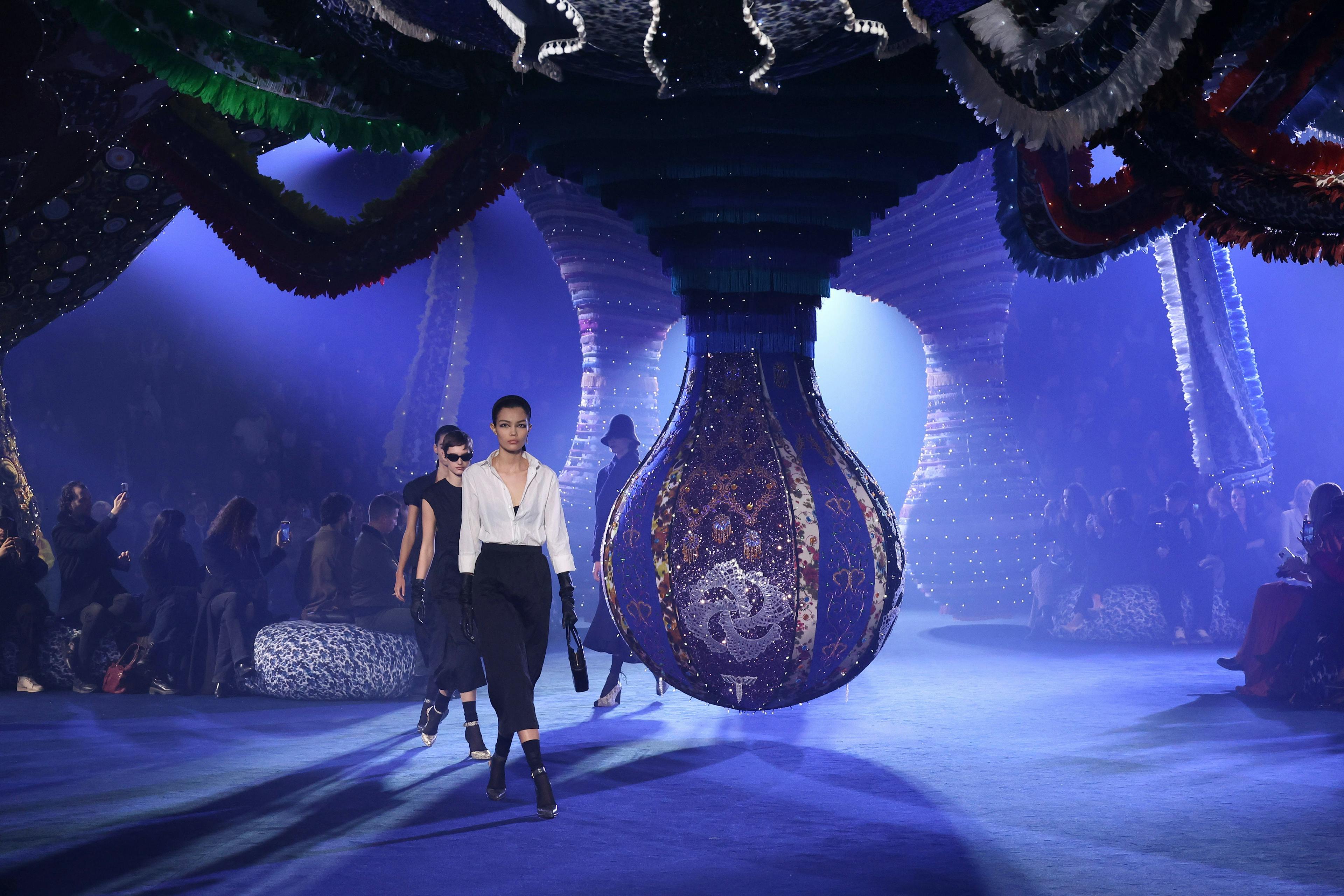 Dior la sfialta donna autunno inverno 2023-24 alla Paris Fashion Week