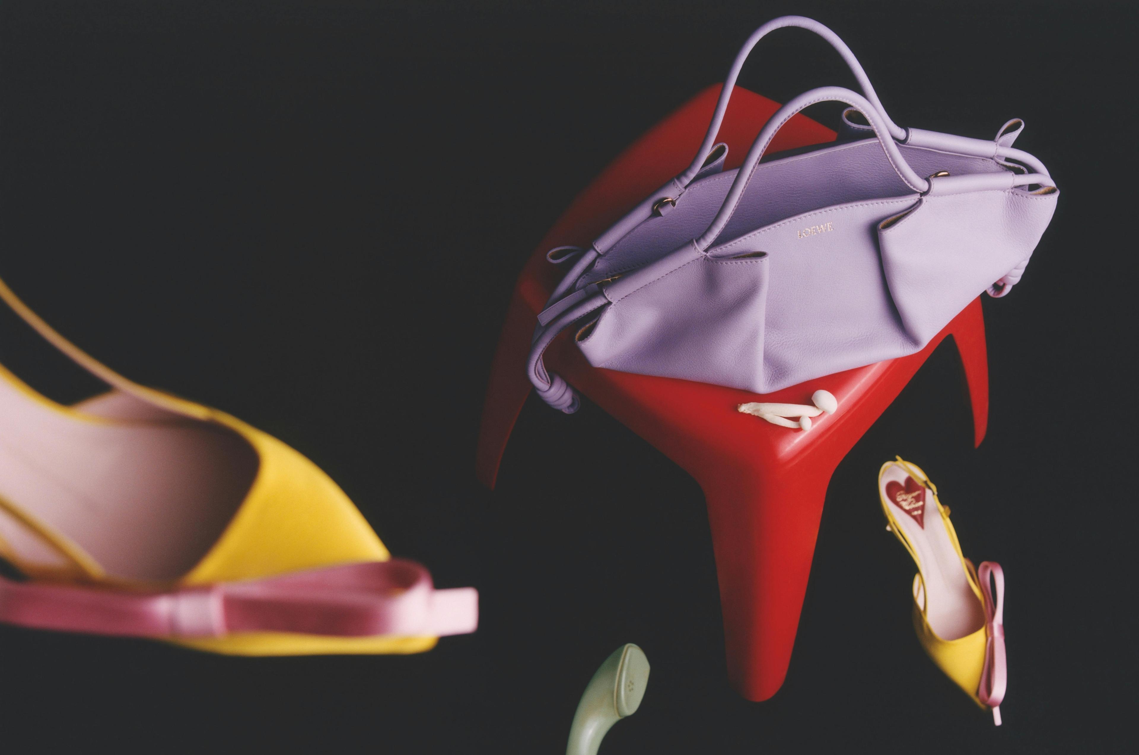 Slingback "Virgule Bow’", ROGER VIVIER; borsa "Paseo" in shiny nappa LOEWE.