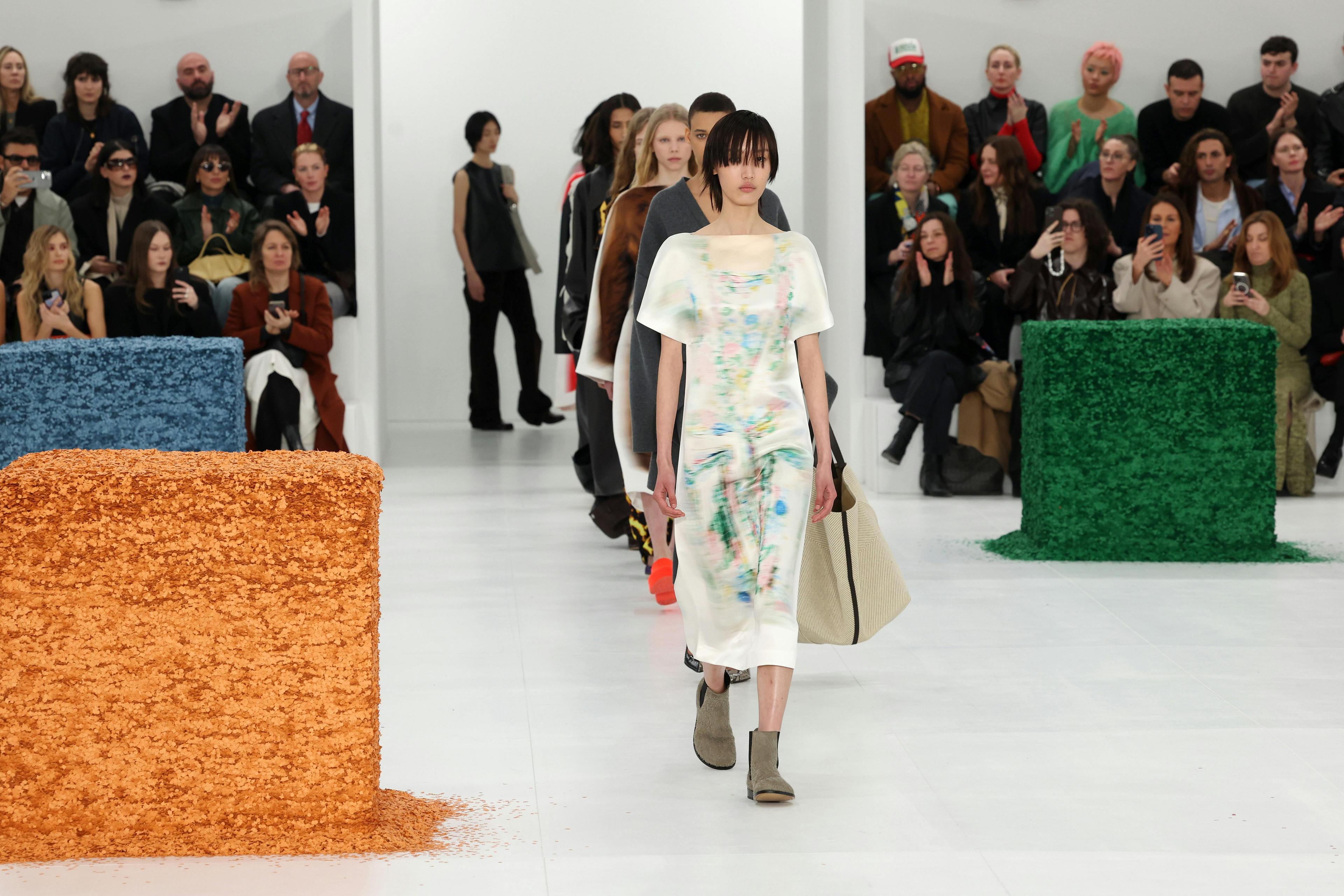 Loewe la sfilata donna autunno inverno 2023-24 (Getty Images)