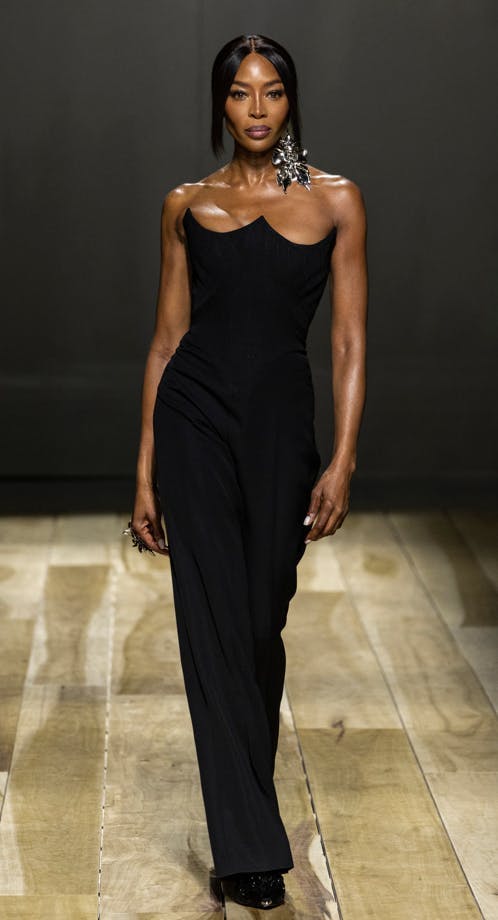 Naomi Campbell alla sfilata autunno inverno 2023-24 di Alexander McQueen.