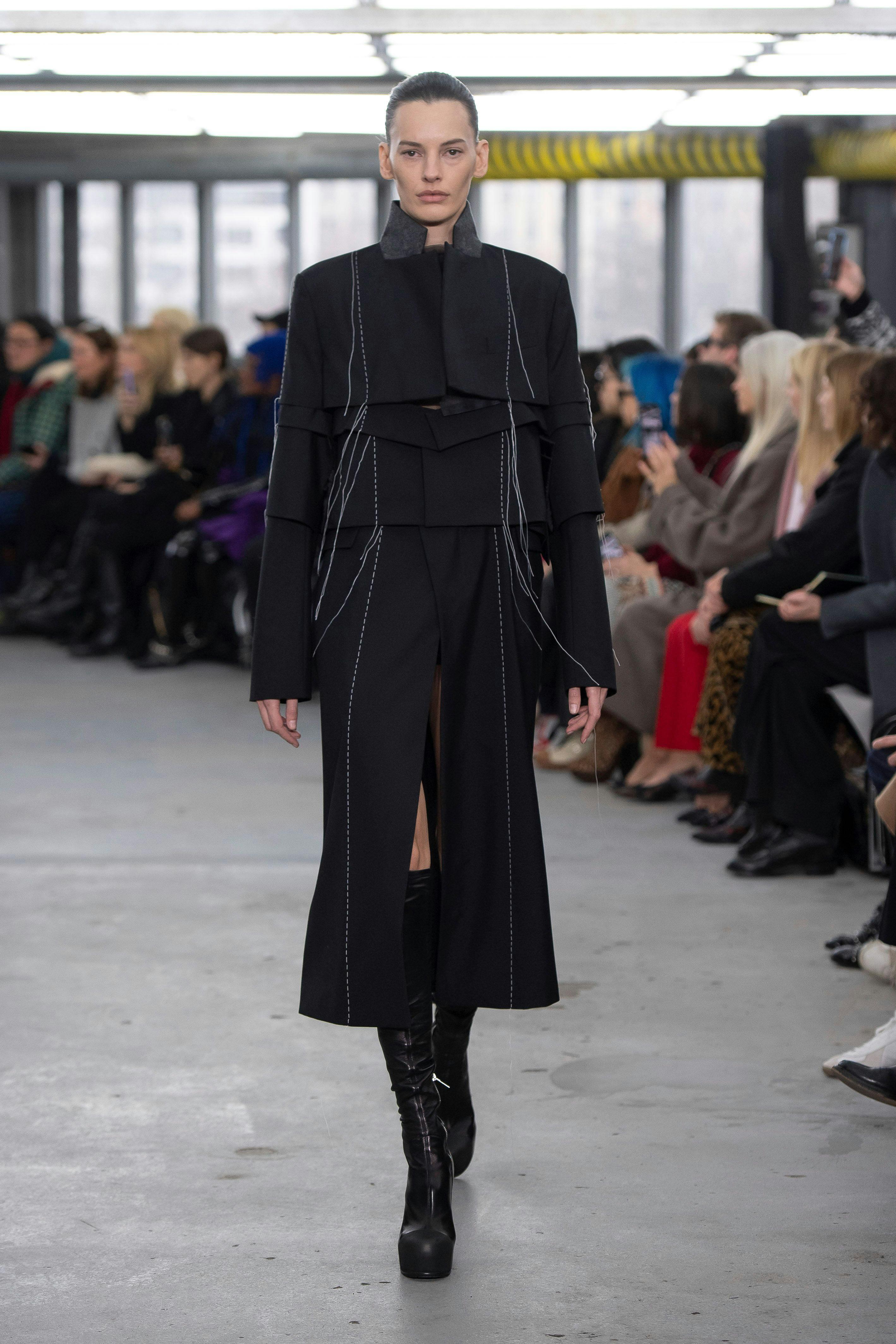 Sacai, la sfilata donna autunno inverno 2023-24.