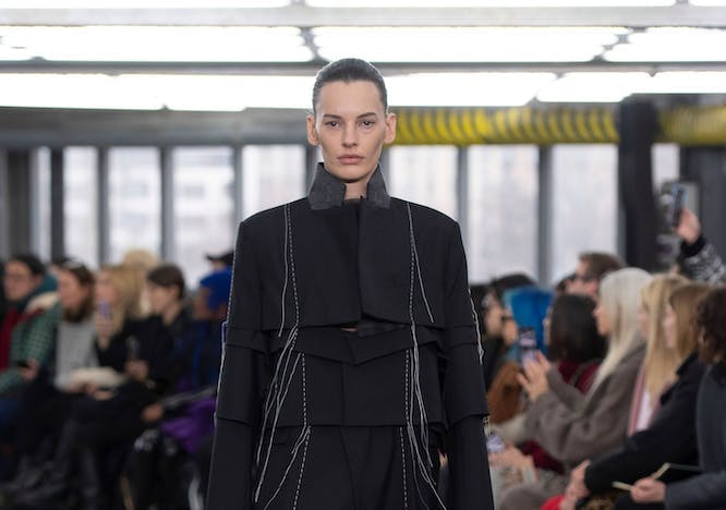 Sacai, la sfilata donna autunno inverno 2023-24.