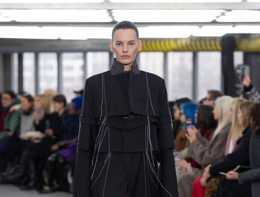 Sacai, la sfilata donna autunno inverno 2023-24.