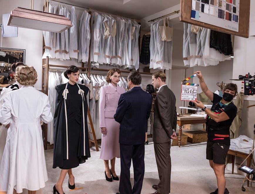 Il backstage di una scena della serie dedicata a Cristóbal Balenciaga.