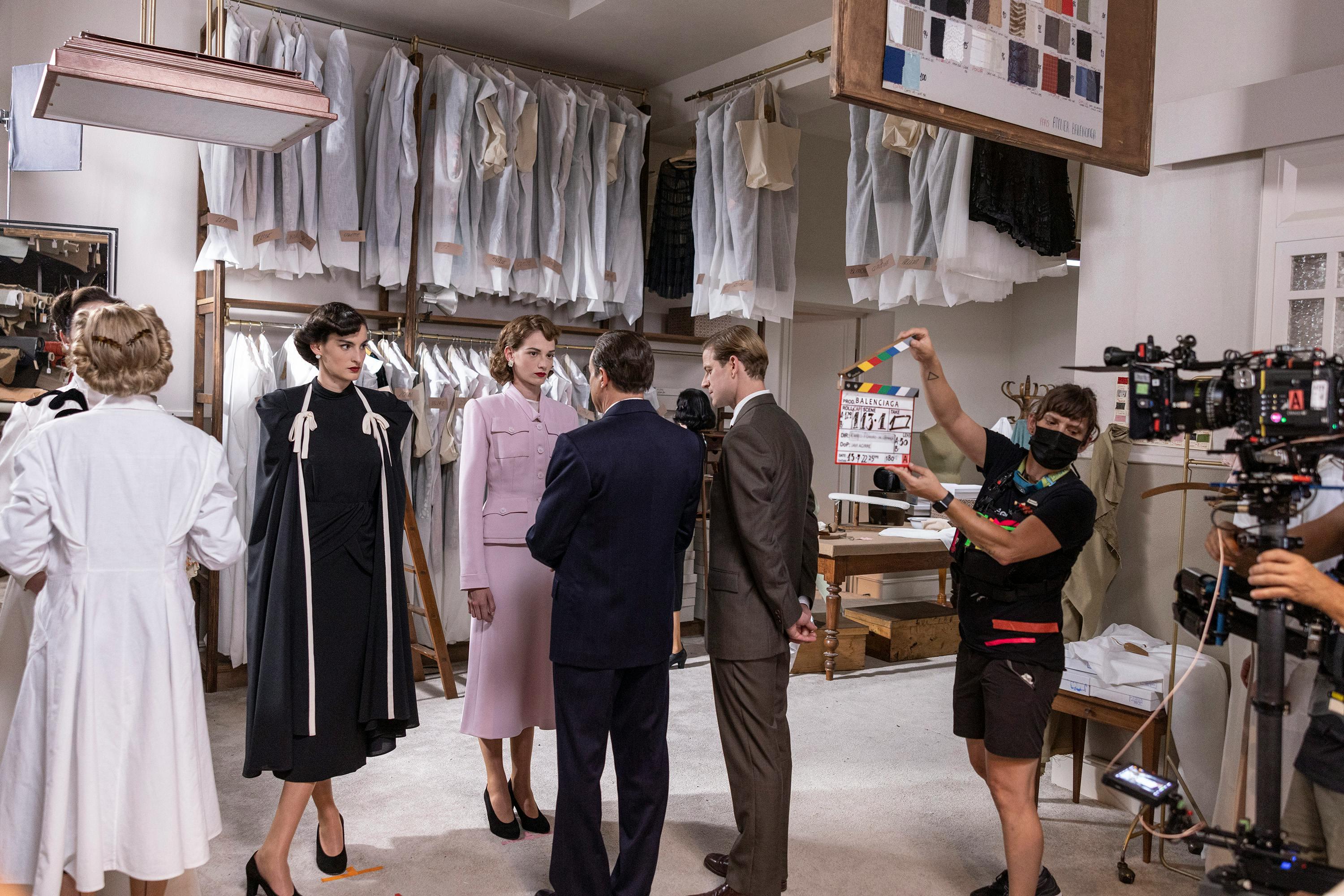 Il backstage di una scena della serie dedicata a Cristóbal Balenciaga.