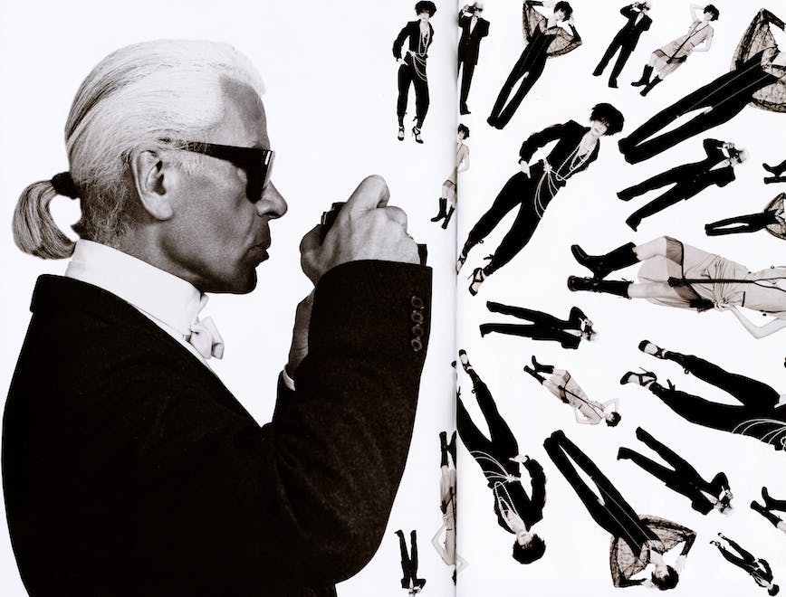 Un'immagine artistica che ritrae Karl Lagerfeld intento a fotografare alcune modelle in posa, L'OFFICIEL n. 861  - 2001 (Archivio L'Officiel)