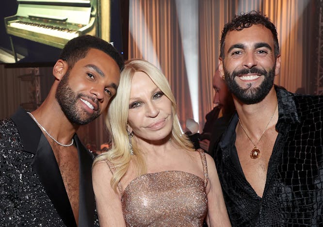 Lucien Laviscount, Donatella Versace e Marco Mengoni in Versace (Getty Images)