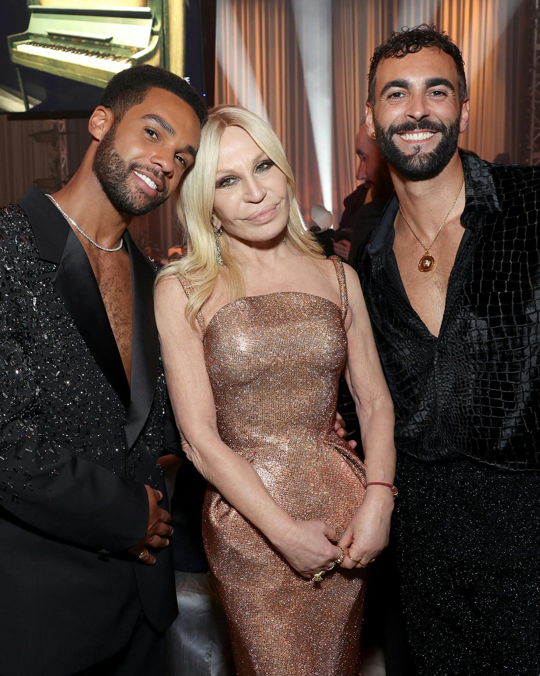 Lucien Laviscount, Donatella Versace e Marco Mengoni in Versace (Getty Images)