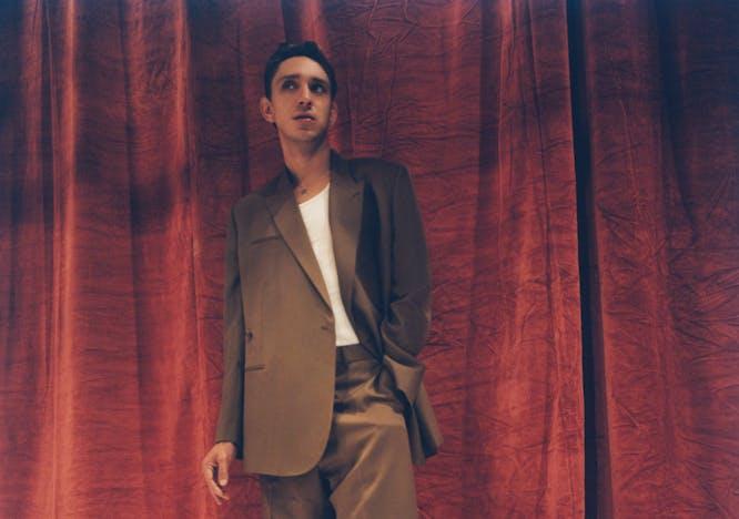 Oliver Sim in Dior Men. Foto courtesy by Laura Coulson