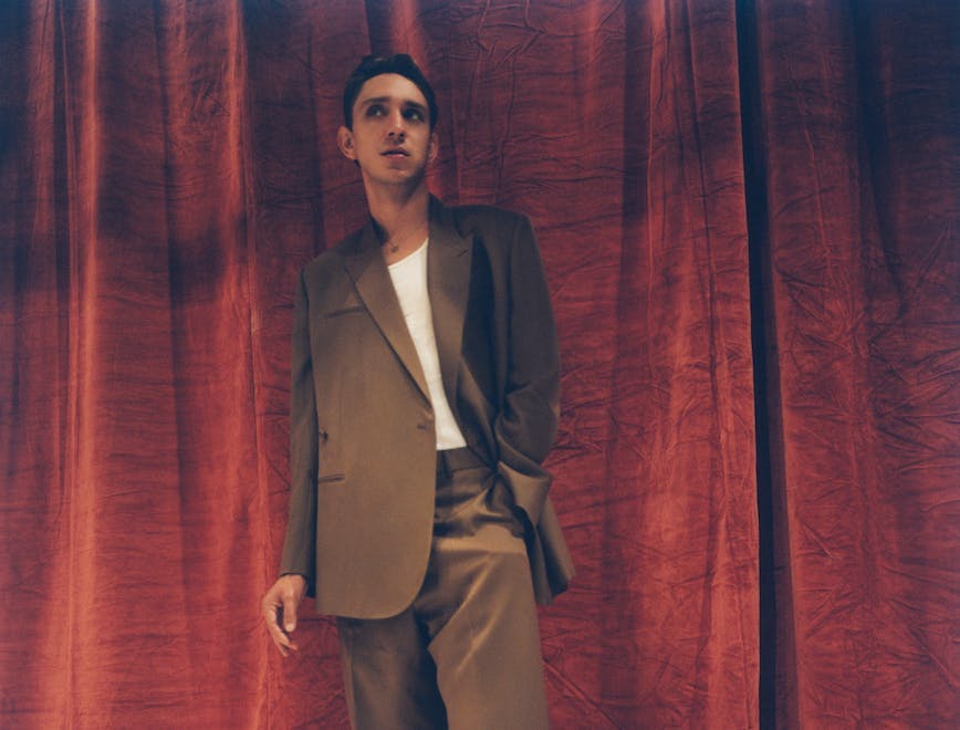 Oliver Sim in Dior Men. Foto courtesy by Laura Coulson