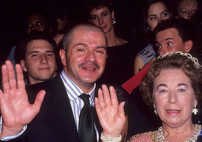 Franco Moschino con una sosia della Regina Elisabetta in occasione del party per il lancio della nuova fragranza Moschino, 1991 New York (Photo by Ron Galella, Ltd./Ron Galella Collection via Getty Images)