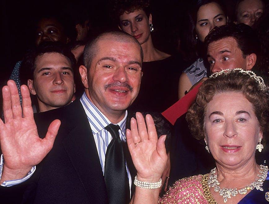 Franco Moschino con una sosia della Regina Elisabetta in occasione del party per il lancio della nuova fragranza Moschino, 1991 New York (Photo by Ron Galella, Ltd./Ron Galella Collection via Getty Images)