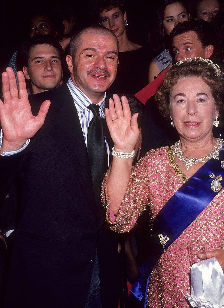 Franco Moschino con una sosia della Regina Elisabetta in occasione del party per il lancio della nuova fragranza Moschino, 1991 New York (Photo by Ron Galella, Ltd./Ron Galella Collection via Getty Images)