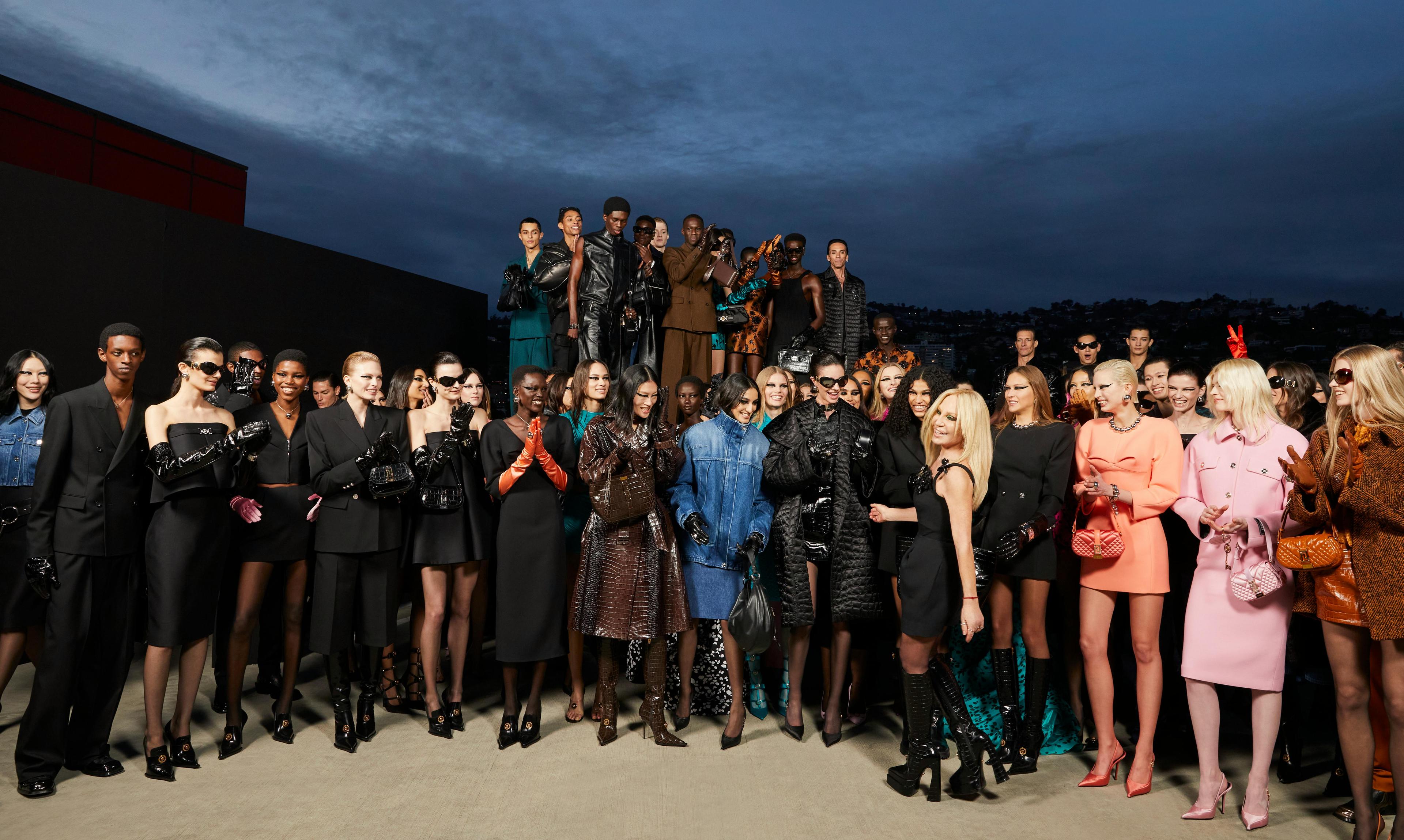 Donatella Versace insieme a tutte i modelli della F/W 2023-24 a Los Angeles in un ritratto realizzato ad hoc per L'OFFICIEL.