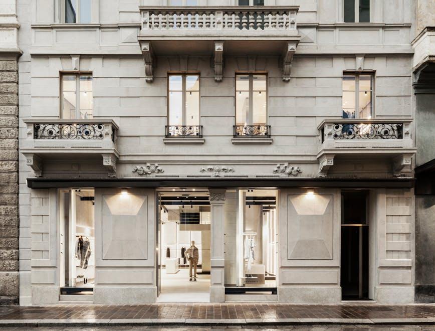 La facciata del palazzo della nuova boutique Tessabit a Como