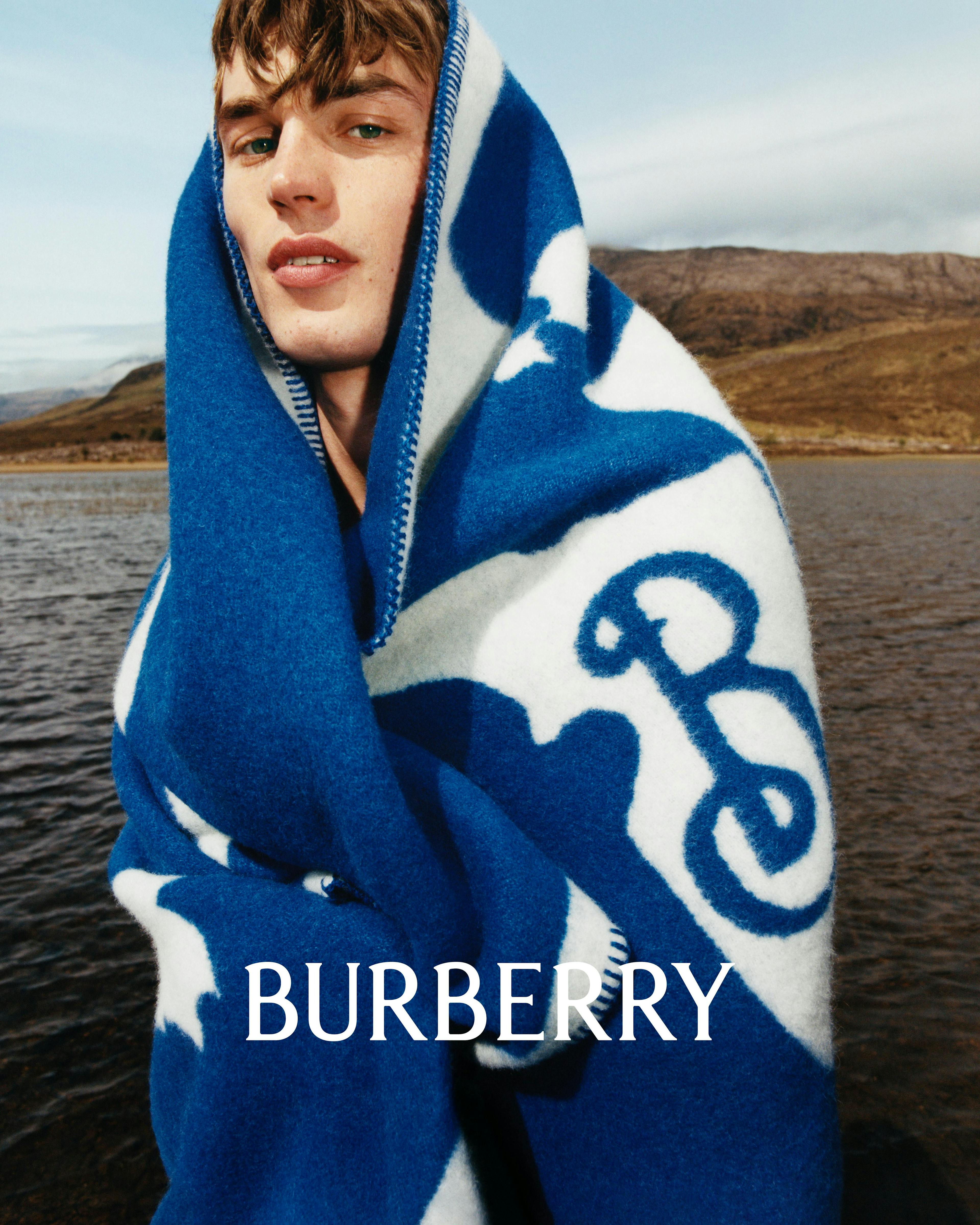 La campagna inverno 2023 di Burberry scattata da Tyron Lebon