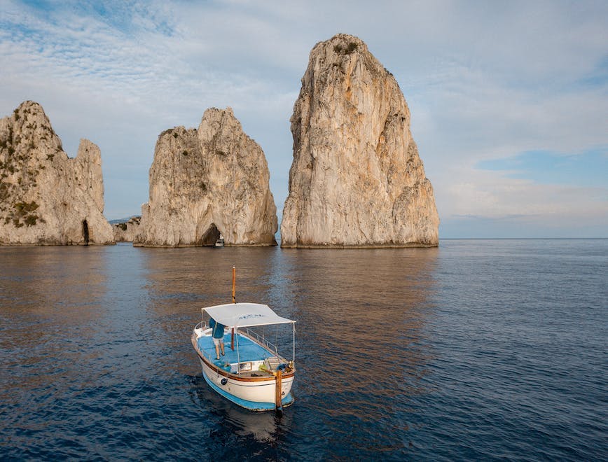 nell'img: Vista sui Faraglioni di Capri