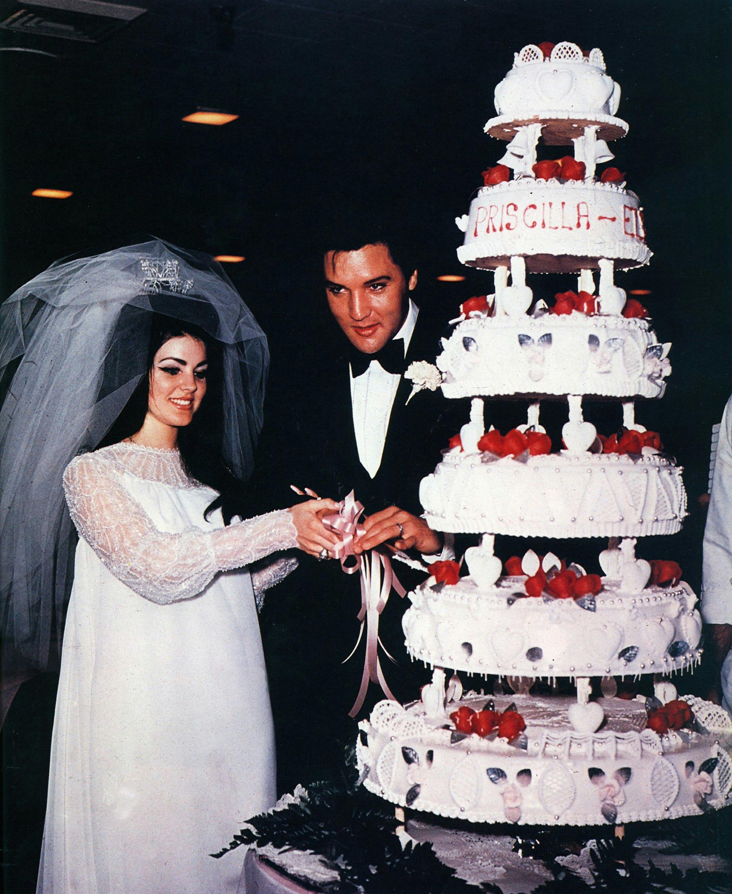 Priscilla Presley e Elvis Presley il giorno del matrimonio (Getty Images)