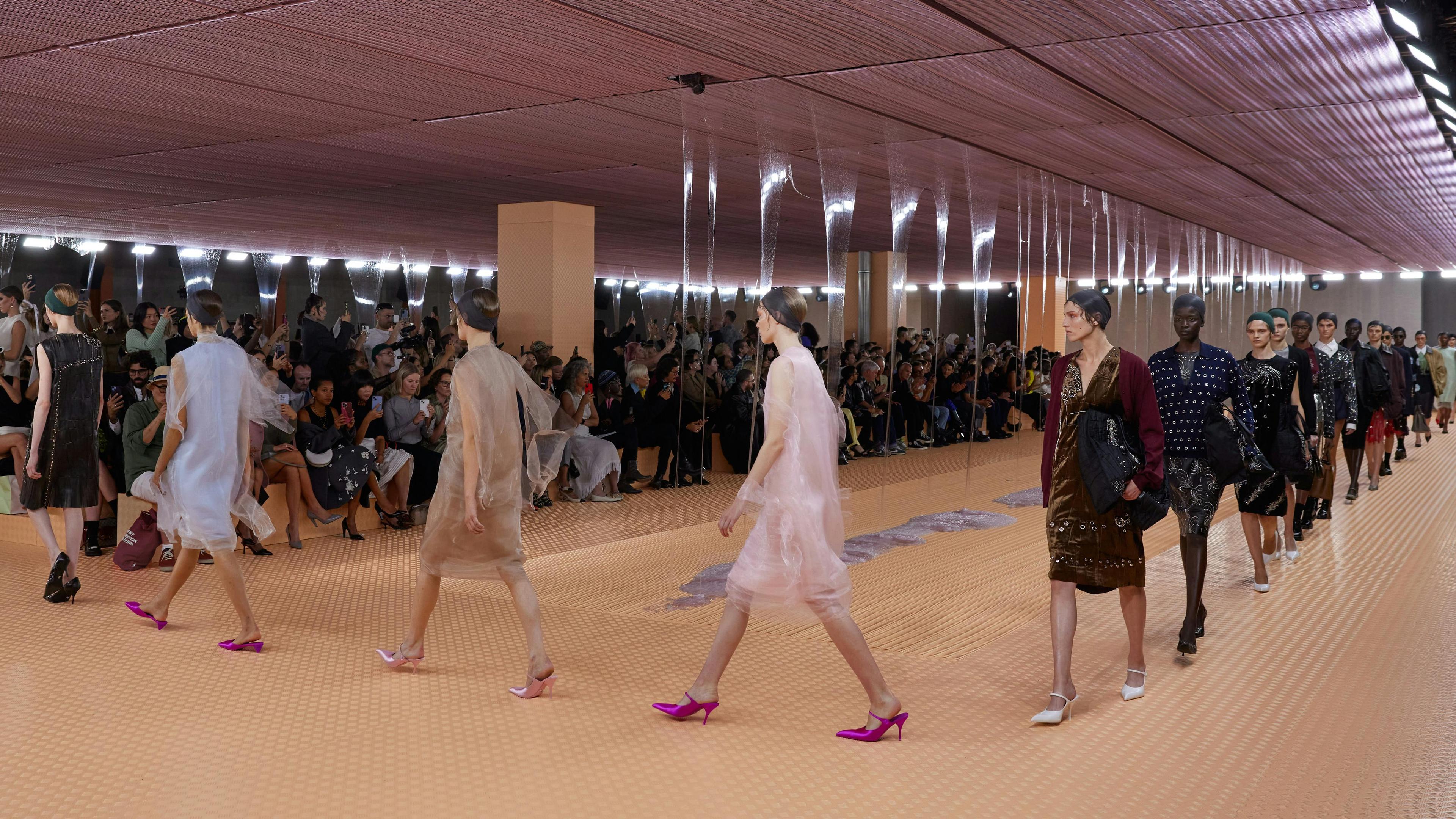 Prada la sfilata primavera estate 2024 alla Milano Fashion Week