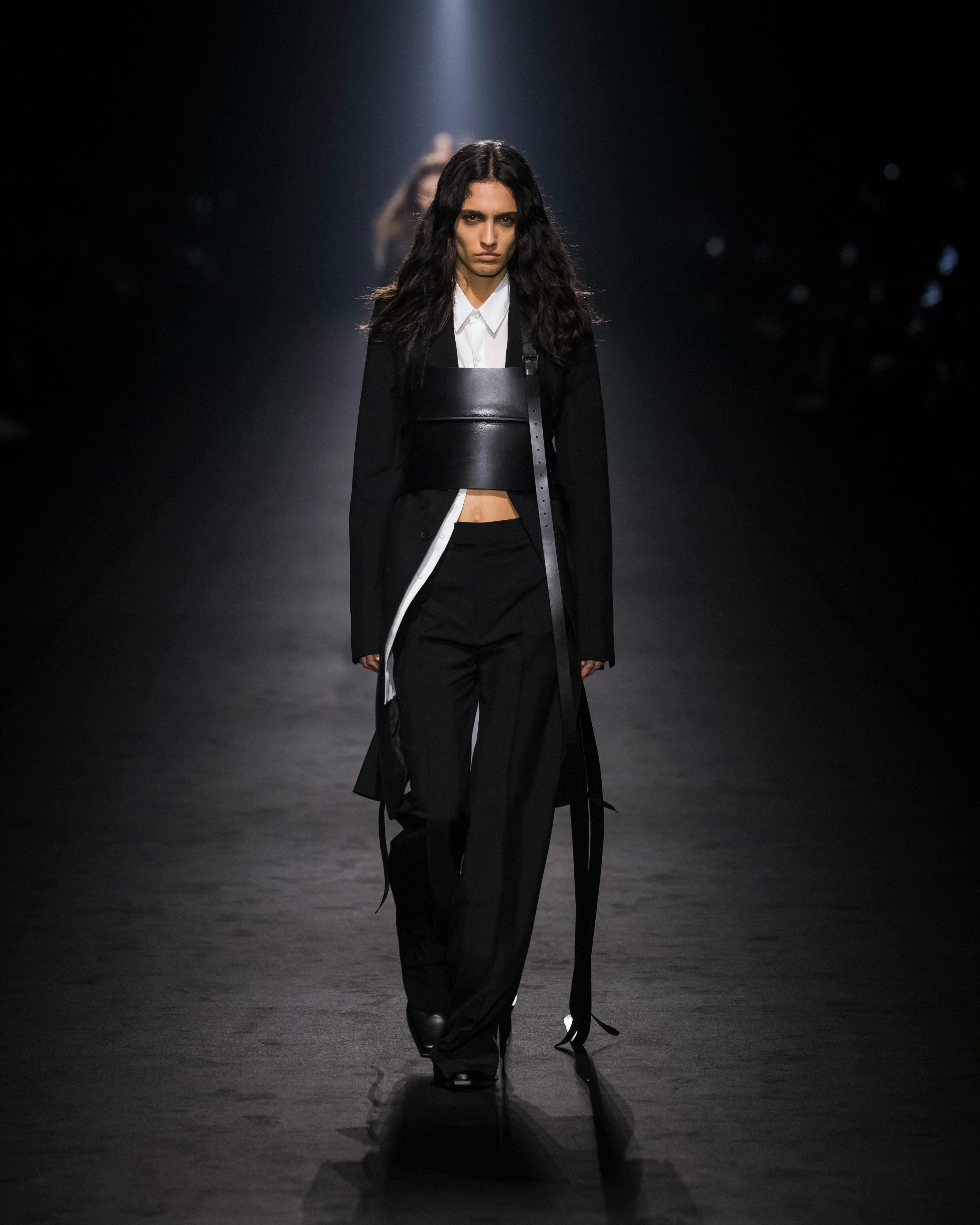 Ann Demeulemeester la collezione primavera estate 2024 alla Paris Fashion Week