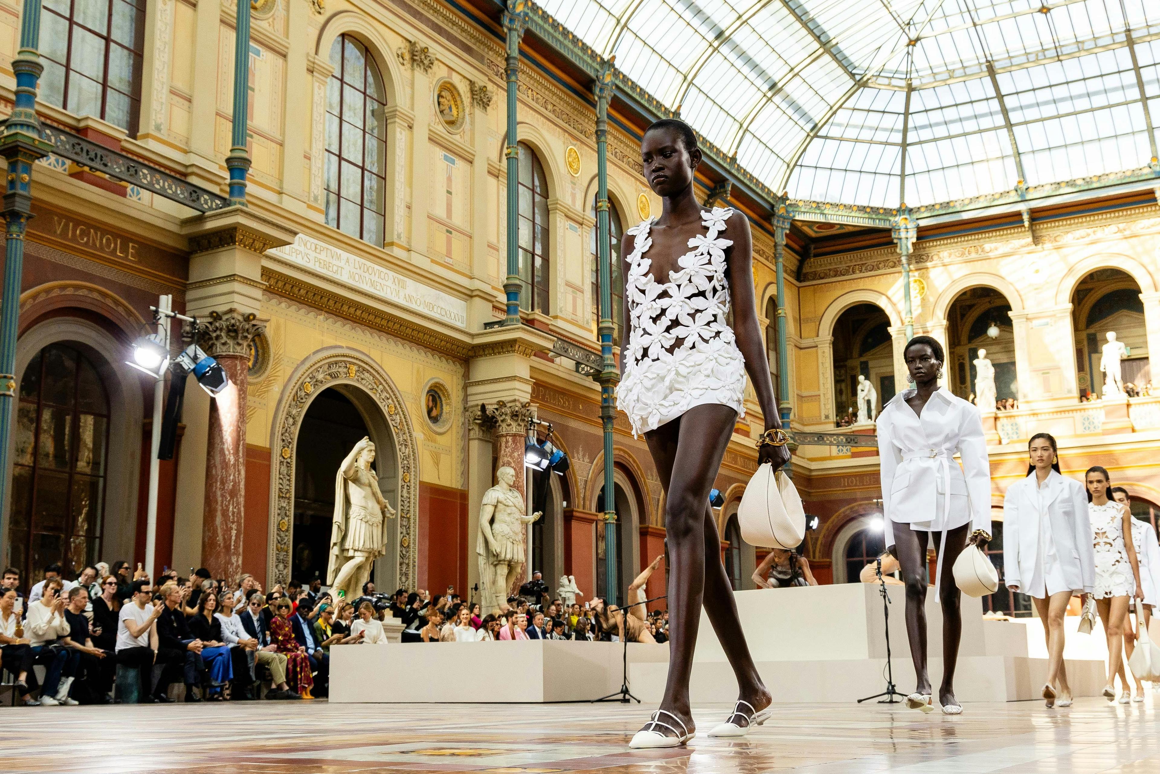 Valentino L'Ecole la sfilata primavera estate 2024 alla Paris Fashion Week