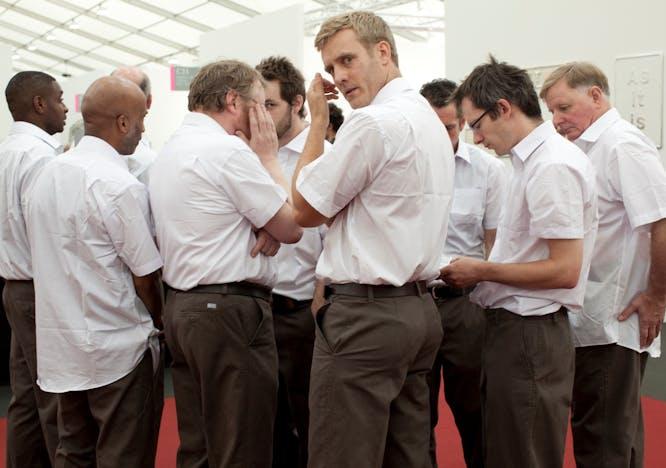 “Ten Embarrassed Men”, 2010, di Annika Ström, foto Polly Braden, courtesy Frieze.