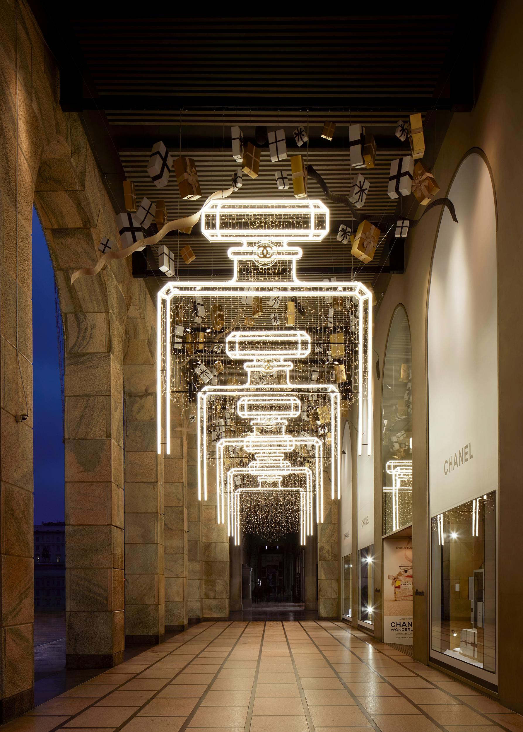 Chanel N°5 illumina la Rinascente di Milano