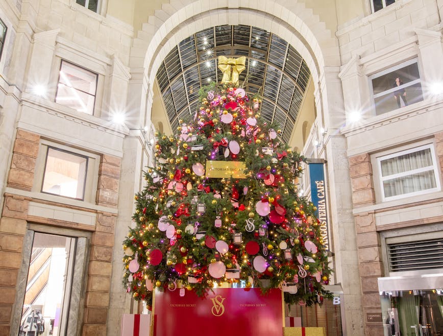 Albero Victoria’s Secret in Galleria del Corso a Milano (Courtesy of Victoria’s Secret press)