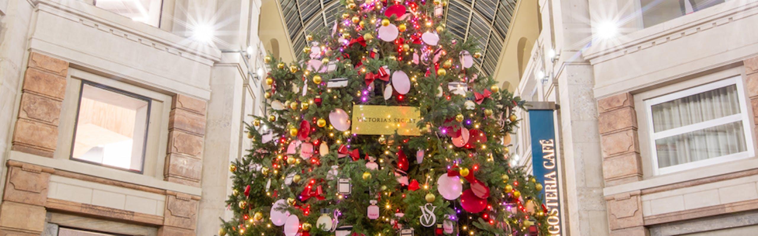 Albero Victoria’s Secret in Galleria del Corso a Milano (Courtesy of Victoria’s Secret press)