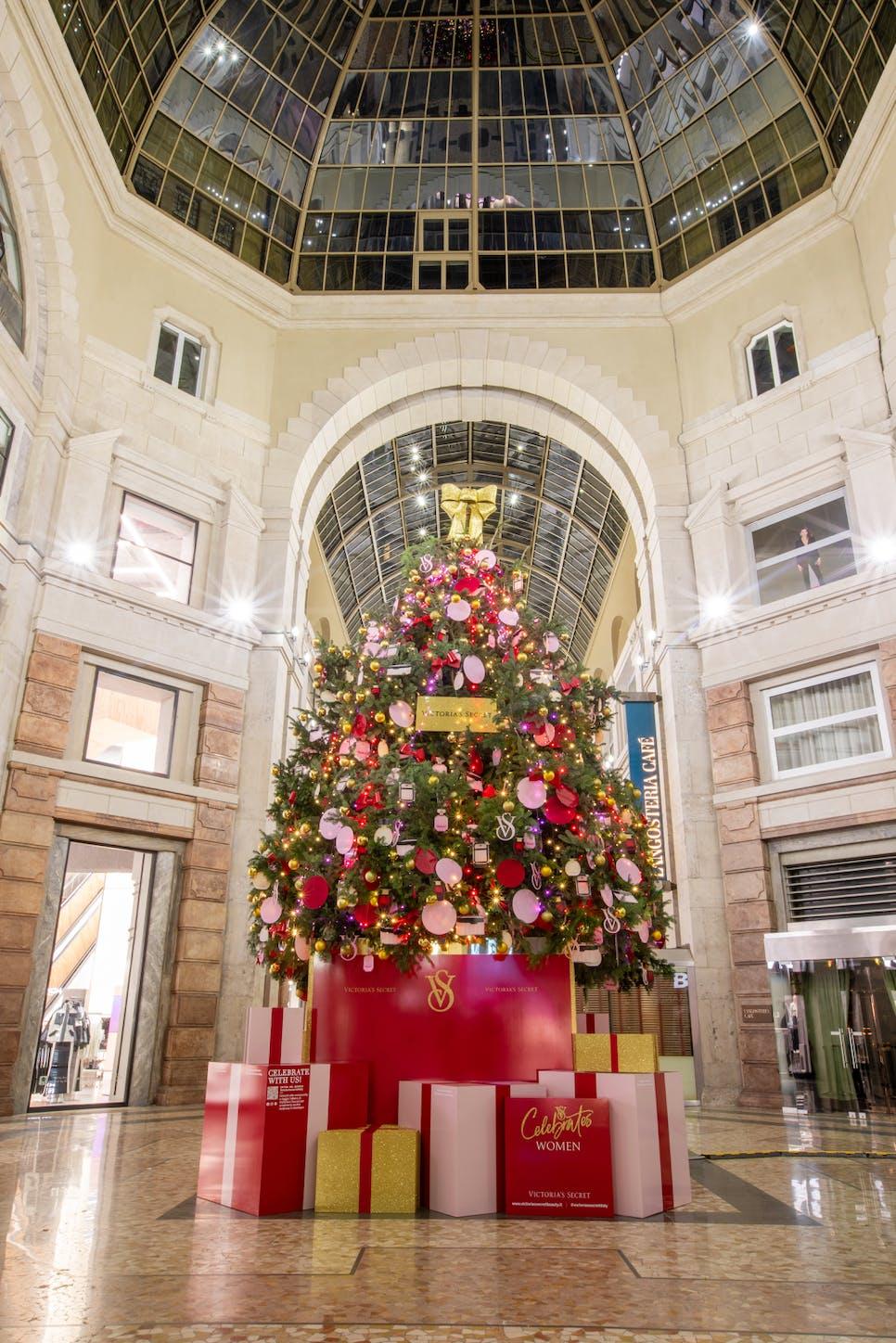 Albero Victoria’s Secret in Galleria del Corso a Milano (Courtesy of Victoria’s Secret press)