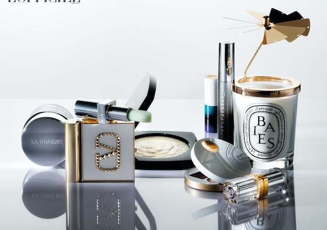 Skin Caviar Luxe Cream, LA PRAIRIE; Eye2Cheek Dual-Use Blush & Eyeshadow Party Edition, VALENTINO BEAUTY; Universal Lip Balm, PRADA BEAUTY; Les Symboles de Chanel Le Camelia Pearly White, CHANEL; Ombres d’Hermès Ombres Fauves, HERMÈS; Rouge Hermès Brillant Prunoir, HERMÈS; Eyephoria Famous Mascara, RABANNE; Coffret carrousel et bougie Baies, DIPTYQUE; Chanel 31 Le Rouge, CHANEL.