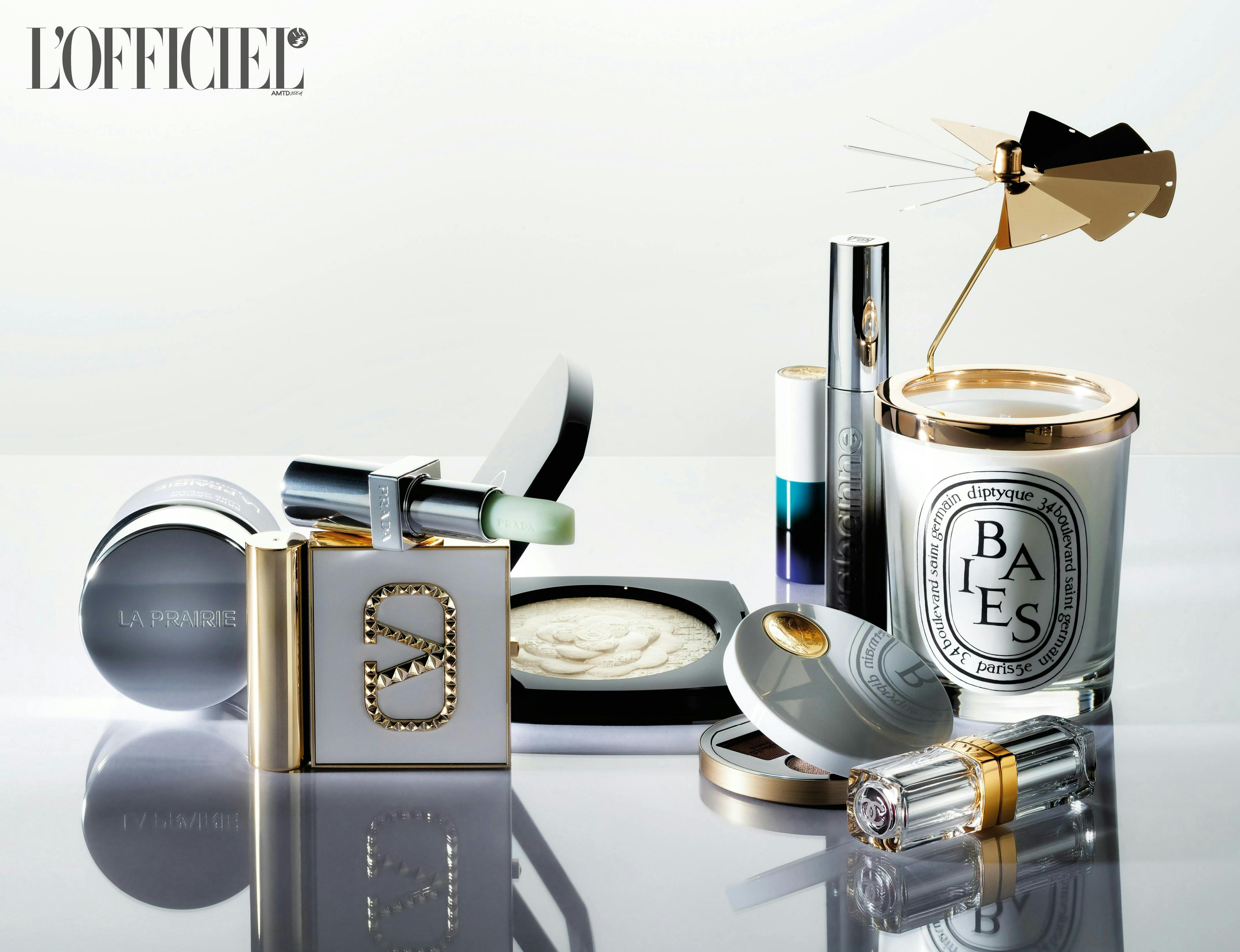 Skin Caviar Luxe Cream, LA PRAIRIE; Eye2Cheek Dual-Use Blush & Eyeshadow Party Edition, VALENTINO BEAUTY; Universal Lip Balm, PRADA BEAUTY; Les Symboles de Chanel Le Camelia Pearly White, CHANEL; Ombres d’Hermès Ombres Fauves, HERMÈS; Rouge Hermès Brillant Prunoir, HERMÈS; Eyephoria Famous Mascara, RABANNE; Coffret carrousel et bougie Baies, DIPTYQUE; Chanel 31 Le Rouge, CHANEL.