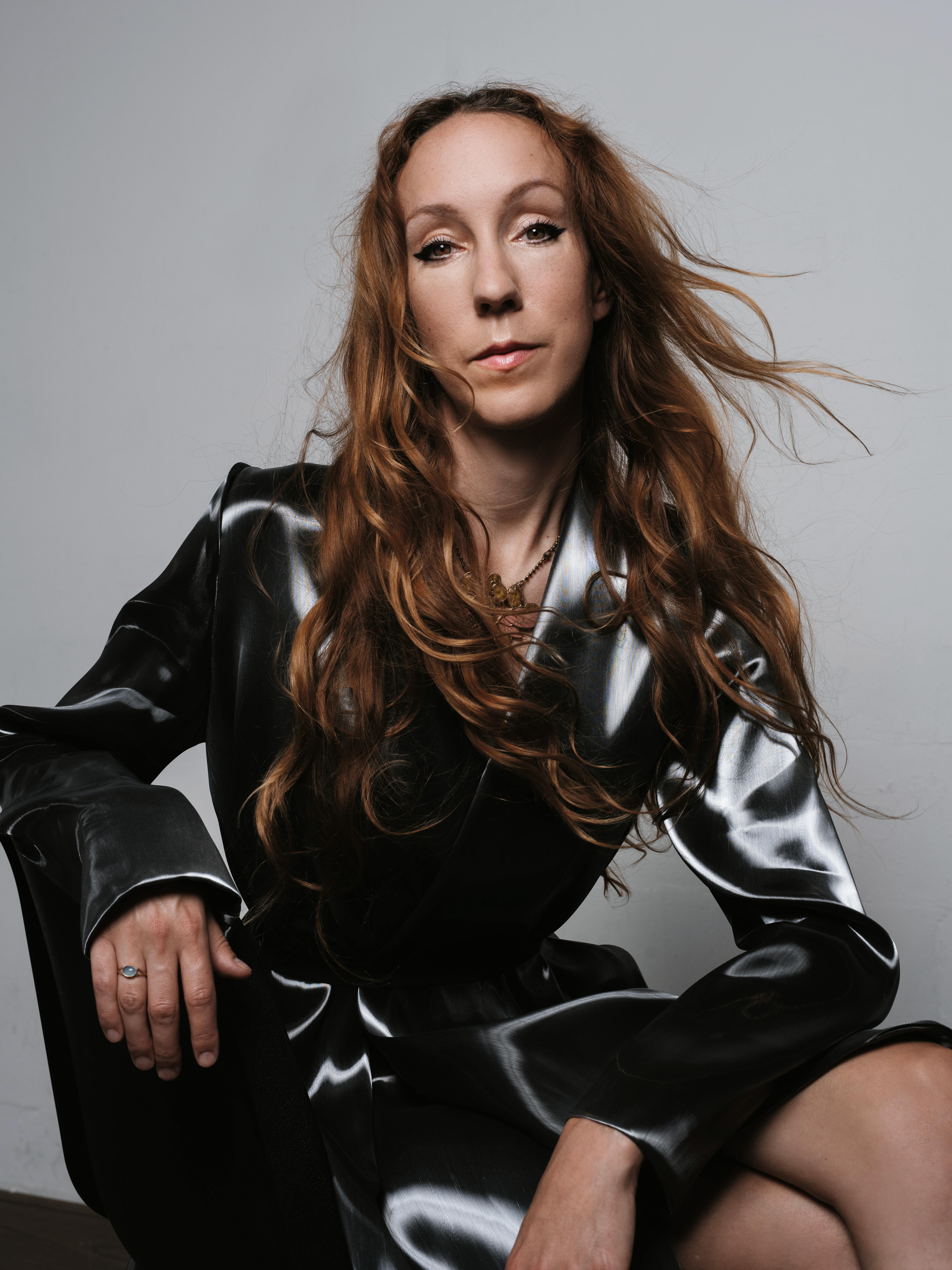 Iris van Herpen ritratta da Robin de Puy.