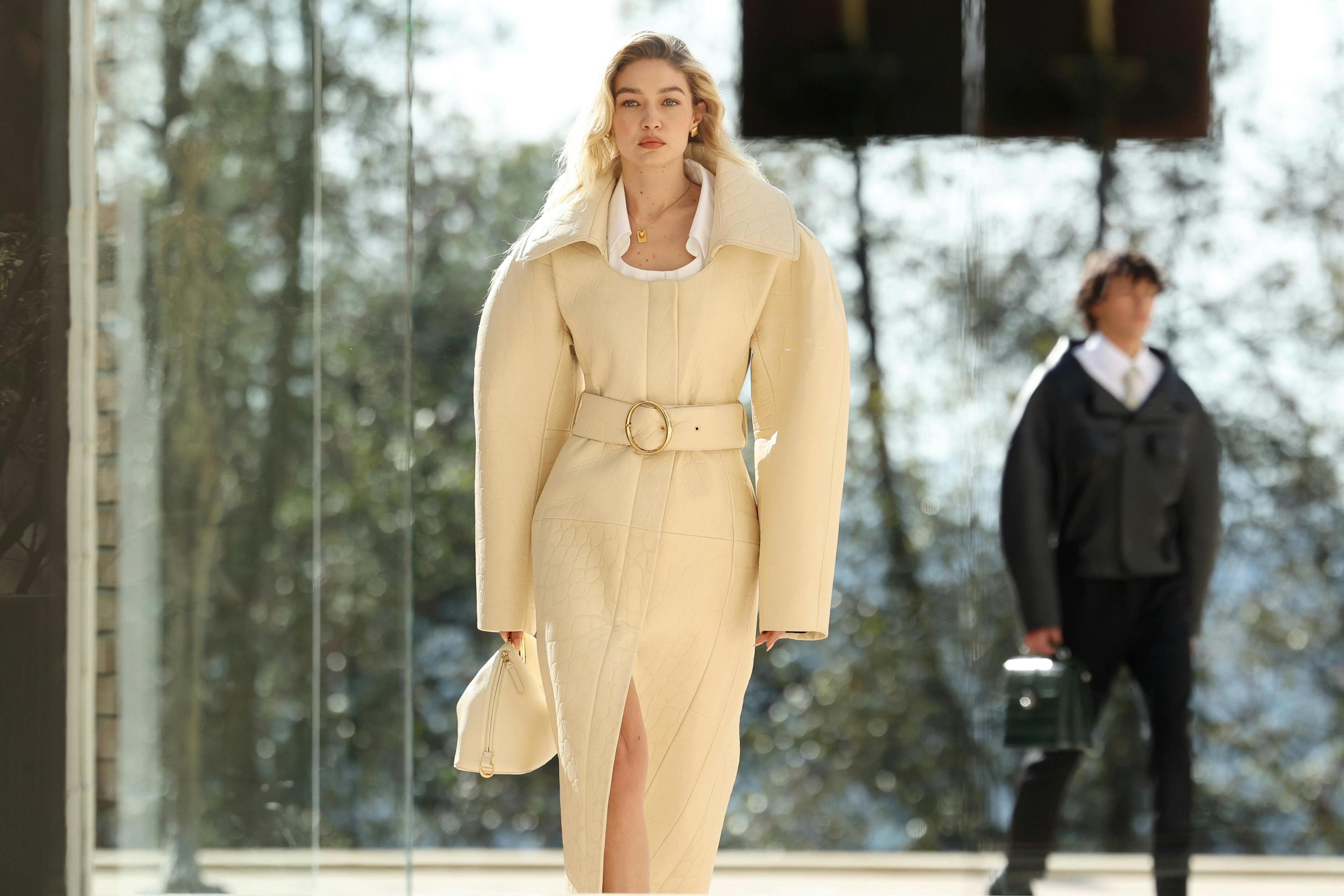 Jacquemus "Les Sculptures" la sfilata primavera estate 2024 (Getty Images)