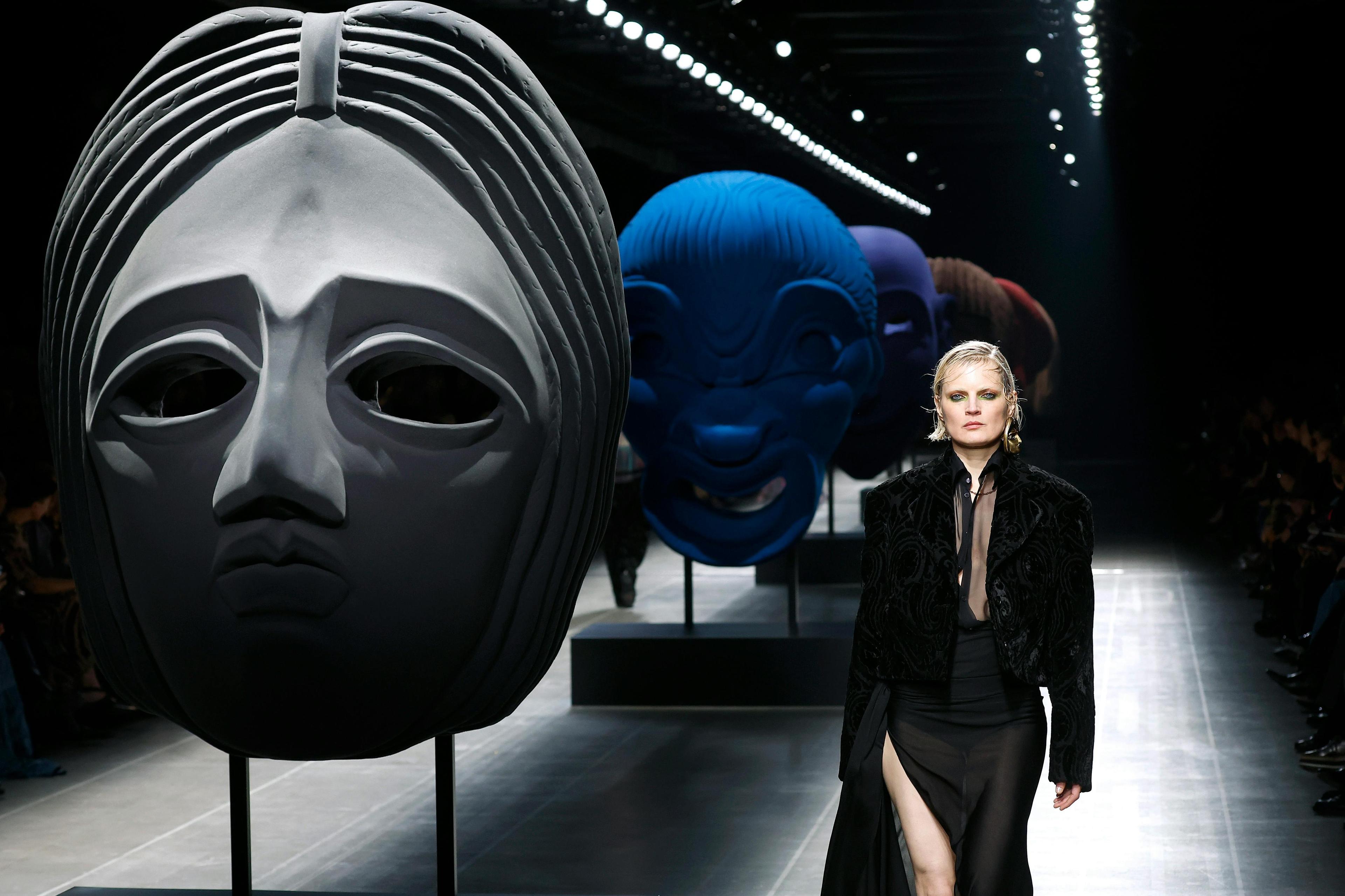 Guinevere van Seenus alla sfilata di Etro autunno inverno 2024-25 (Getty Images)