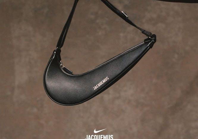 borsa Swoosh Nike a forma del logo Nike