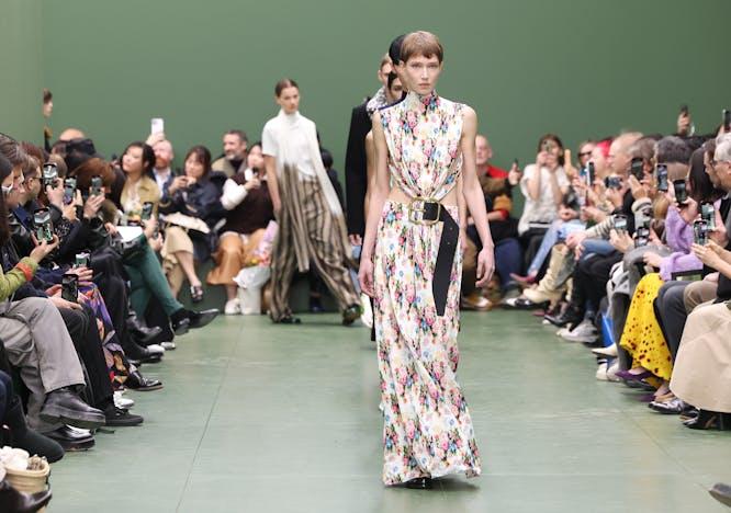 Loewe la sfilata donna autunno inverno 2024-25 (Getty Images)