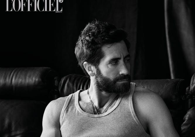 Jake Gyllenhaal in tank top, UNIQLO; pantaloni, ISABEL MARANT