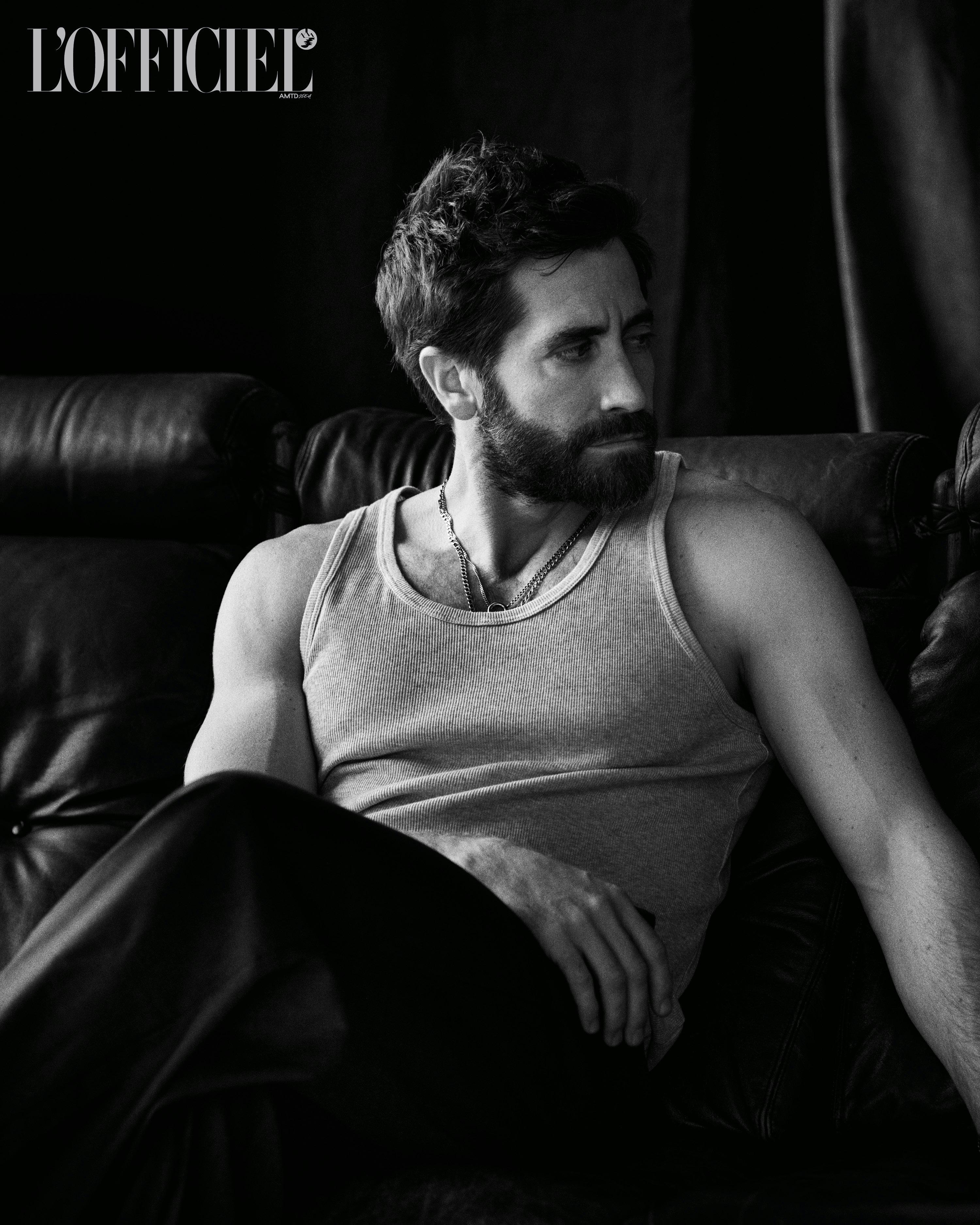 Jake Gyllenhaal in tank top, UNIQLO; pantaloni, ISABEL MARANT