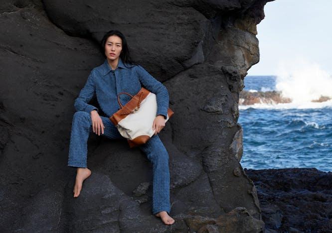 Liu Wen nella capagna estate 2024 di Bottega Veneta con la nuova borsa Andiamo