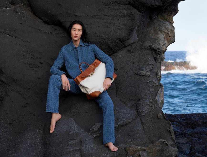 Liu Wen nella capagna estate 2024 di Bottega Veneta con la nuova borsa Andiamo