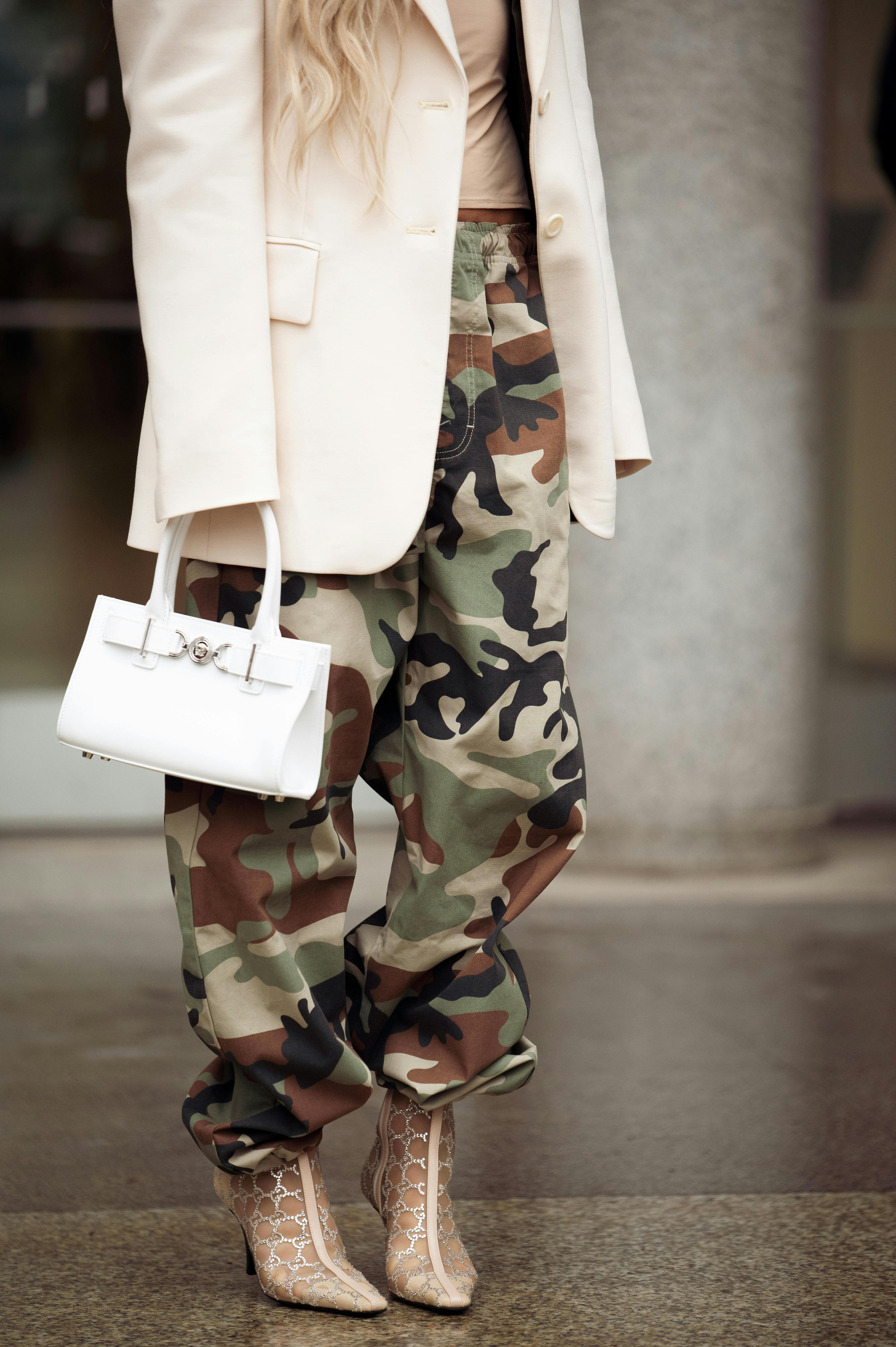 pantaloni donna cargo militari camouflage tacchi street style