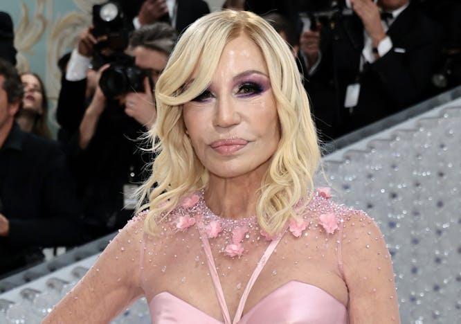 Donatella Versace, nata sotto il segno del Toro, festeggia il suo compleanno il 2 maggio (Getty Images)